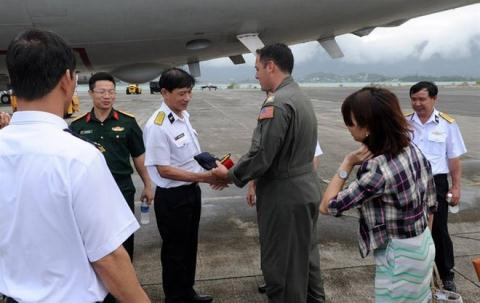 Đoàn cán bộ sĩ quan Hải quân Nhân dân Việt Nam thăm máy bay P-3C Orion của Mỹ.