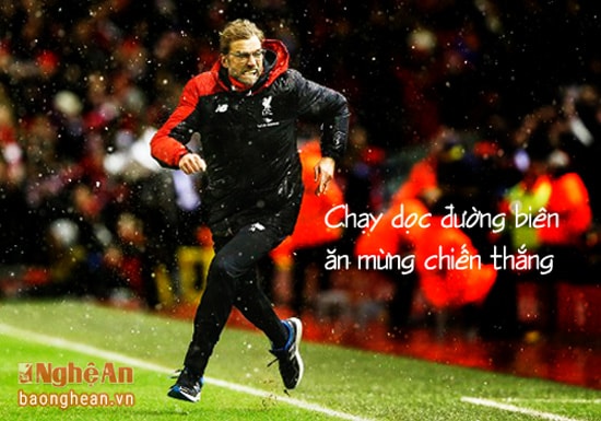 Khán giả lại thấy HLV Klopp chạy dọc đường biên ăn mừng chiến thắng.