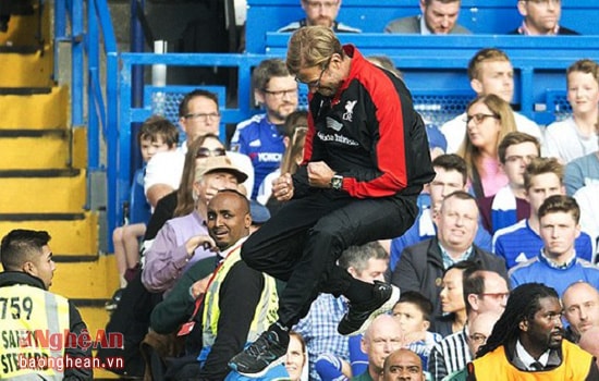 Juergen Klopp đã giành trận thắng đầu tiên ở Premier League với Liverpool sau khi các học trò của ông đánh bại Chelsea 3-1 ở Stamford Bridge. HLV Klopp tỏ ra rất vui mừng sau trận thắng này.