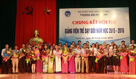 Ban Giám hiệu Trường Đại học Vinh trao phần thưởng và giấy chứng nhận cho 29 giảng viên xuất sắc tham dự vòng chung kết