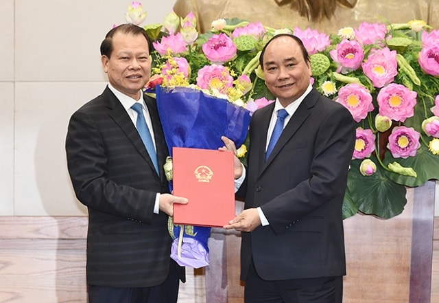 Thủ tướng Nguyễn Xuân Phúc trao quyết định nghỉ hưu cho Phó Thủ tướng Vũ Văn Ninh.