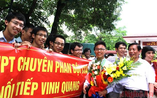 Thầy và trò Trường THPT chuyên Phan Bội Châu (TP. Vinh) đón em Cao Ngọc Thái đoạt HCV quốc tế môn Vật lý. Ảnh: hữu Quân
