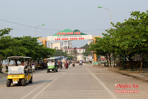 Đầu mùa du lịch biển Cửa Lò 2016, rất nhiều du khách đã tìm đến đảo Lan Châu để thưởng ngoạn cảnh quan.