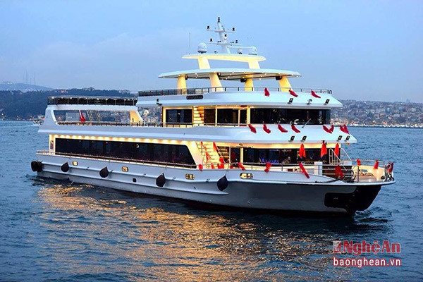 Du thuyền hiện đại sẵn sàng đưa du khách thăm biển, tham quan đảo Ngư và ngược sông Lam.