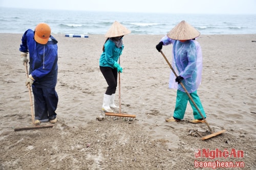 Công nhân Công ty CPMTĐT và DVDL Cửa Lò làm sạch bãi biển chuẩn bị cho mùa du lịch.