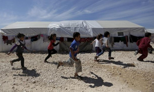 Trẻ em chạy chơi quanh một trại tị nạn ở tỉnh Idlib, Syria tháng 4/2016. Ảnh: Reuters