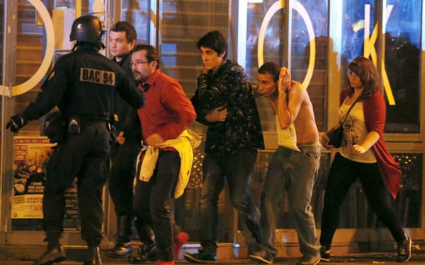 Các con tin được sơ tán khỏi nhà hát Bataclan đêm ngày 13/11/2015. Ảnh: Reuters