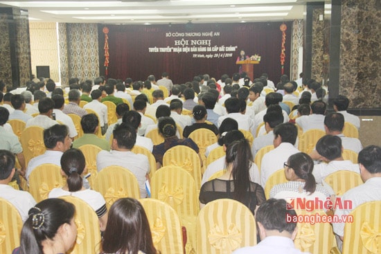 Hàng trăm cán bộ, sinh viên, thanh niên đến tham dự hội nghị.