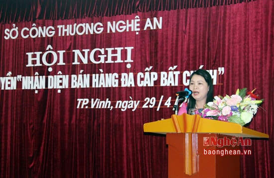 Bà Võ Thị An, Phó giám đốc Sở Công thương phổ biến các dấu hiệu về bán hàng đa cấp bất chính cho các đại biểu