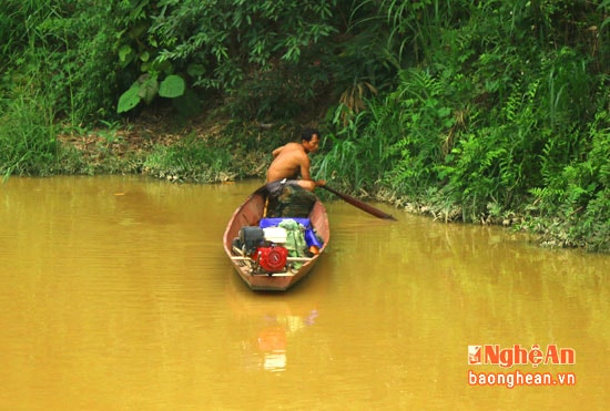 Phía bên dòng nước đục, người dân chài vẫn tranh thủ khi mưa xuống đánh bắt cá.