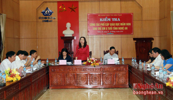 Đại diện Bộ Giáo dục và Đào tạo báo cáo về kết quả kiểm tra công tác phổ cập tại Nghệ An