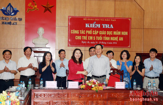 Đồng chí Lê Minh Thông và đồng chí Lý Thị Hằng ký biên bản công nhận kết quả kiểm tra phổ cập giáo dục cho trẻ 5 tuổi ở Nghệ An