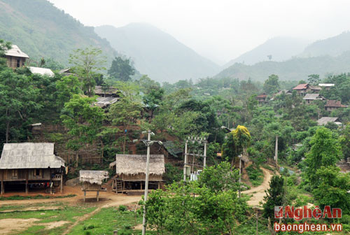 Bản Na Bè, xã Xá Lượng (Tương Dương) hiện có nhiều người đang làm thuê tại các bãi vàng ở tỉnh Quảng Nam.