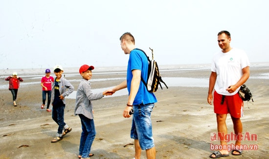 Du khách nước ngoài trên bãi biển Diễn Thành.
