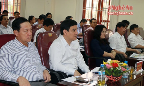Lãnh đạo tỉnh và các sở, ngành tham dự buổi làm việc.