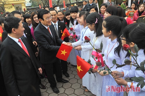 Nguyên Chủ tịch nước Trương Tấn Sang đến thăm trường THPT chuyên Phan Bội Châu dịp kỷ niệm 40 năm thành lập trường. 