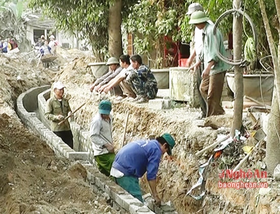 Nhân dân xã Bắc Thành (Yên Thành) làm đường giao thông nông thôn.