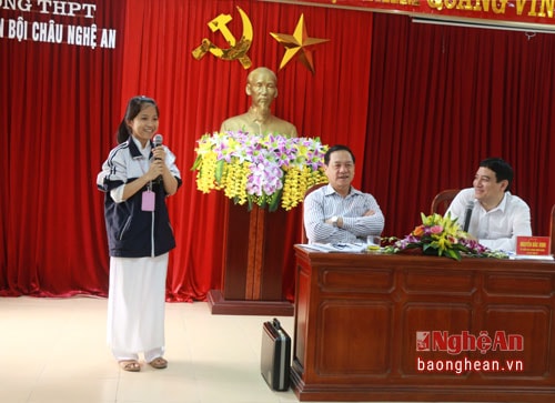 Đồng chí Nguyễn Đắc Vinh trò chuyện với học sinh của trường.