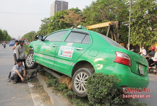 Chiếc ta xi leo thẳng lên dải phân cách