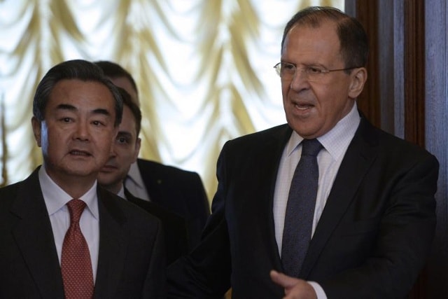 Ngoại trưởng Nga Sergei Lavrov và người đồng cấp Trung Quốc Vương Nghị. Ảnh: Reuters