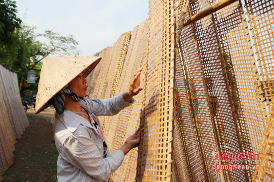 Kinh nghiệm của người dân nơi đây là tráng bánh vào buổi sớm để kịp đón nắng, giúp bánh có độ khô vừa phải. Đây cũng là khâu quan trọng nhất quyết định chất lượng sản phẩm. Bánh không đủ nắng sẽ bị ỉu và xỉn màu; còn nếu quá nắng thì sẽ bị giòn gãy. 