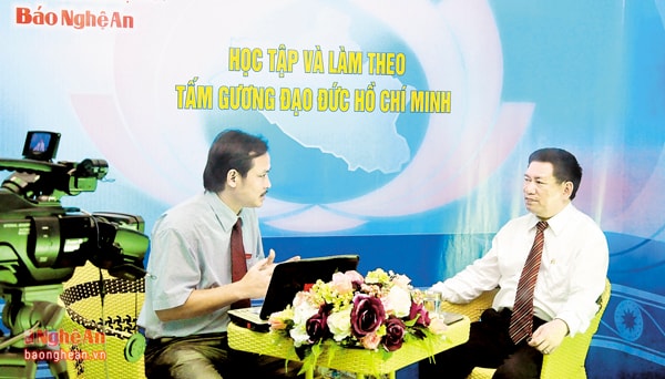 Thực hiện Chương trình phỏng vấn trên trang Media Báo Nghệ An điện tử. Ảnh: H.Q