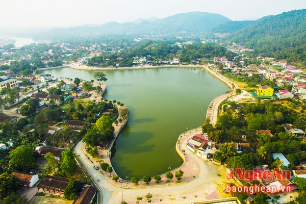 Khu lâm viên Bàu Sen - lá phổi xanh của thị xã Thái Hòa nhìn từ trên cao. Ảnh: Sỹ Minh