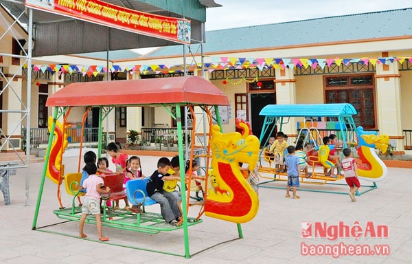 Giờ ra chơi của học sinh Trường Mầm non xã Nghĩa Hòa (TX. Thái Hòa). Ảnh: H. N