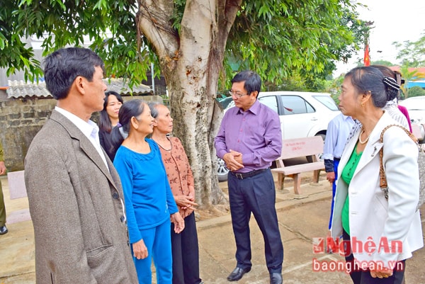 Lãnh đạo Văn phòng điều phối Chương trình mục tiêu Quốc gia  xây dựng NTM trao đổi với nhân dân TX. Thái Hòa về giải pháp giữ vững các tiêu chí NTM.  Ảnh: Xuân Hoàng