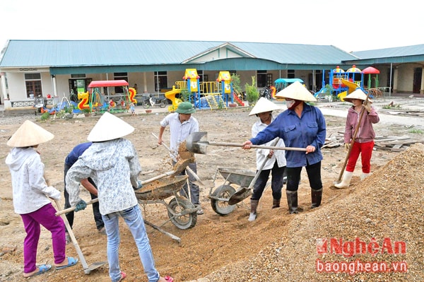 Nhân dân xã Nghĩa Mỹ (TX. Thái Hòa) tham gia xây dựng trường mầm non. Ảnh: H.N