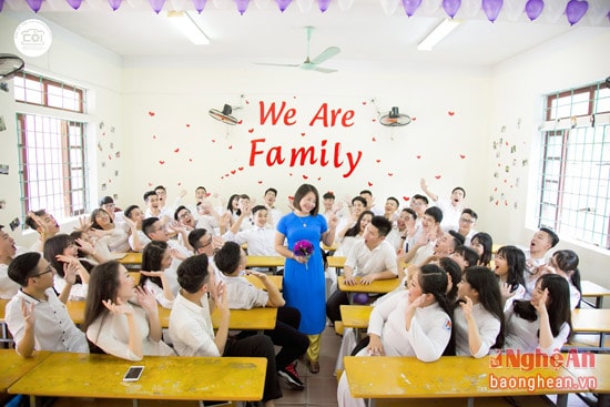 Lớp 12A4 cùng cô giáo chủ nhiệm chào trường, chào lớp nơi đã gắn bó với họ những kỷ niệm vui buồn suốt 3 năm học trò