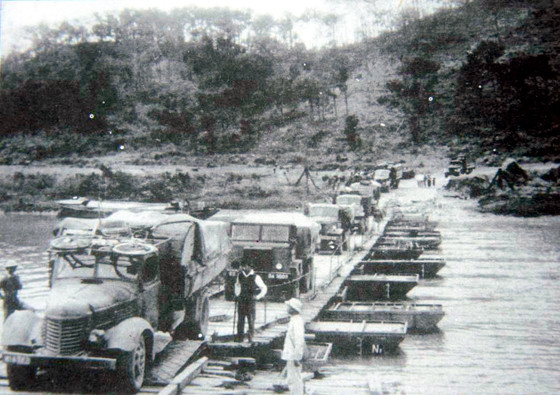 Đoàn xe vận tải quân sự vượt cầu phao Cầu Cấm trong chiến dịch vận tải Quang Trung (1967-1967).