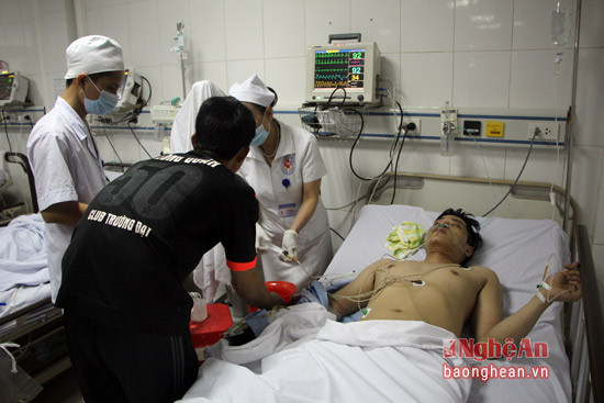 Anh Khương Quang Thắng, SN 1989, quê Bỉm Sơn, Thanh Hóa bị thương nặng nhất phải nhập viện điều trị