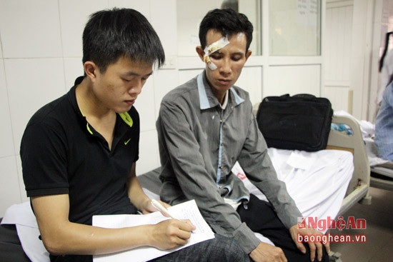 Công an huyện Nghi Lộc lấy lời khai của nạn nhân trong vụ lật xe.