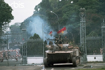 Xe tăng hùng dũng tiến vào dinh Độc lập. Ảnh: Francoise de Mulder/Corbis