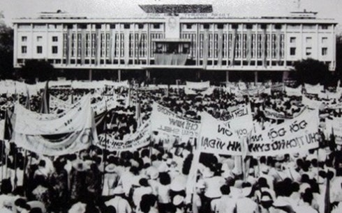 Các tầng lớp nhân dân Sài Gòn tham dự mít tinh mừng chiến thắng 30/4/1975 (Ảnh tư liệu)