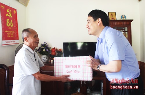 Đồng chí Nguyễn Đắc Vinh thăm hỏi ân cần Thiếu tướng Cao Xuân Khuông. 