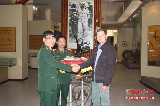 Lễ trao tặng kỷ vật của ông Wilber cho Bảo tàng Quân khu IV