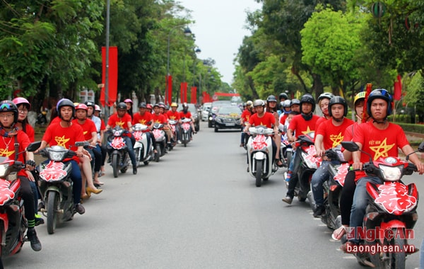 Hàng trăm phượt thủ có mặt trong lễ rước dâu của chủ rể Trần Đình Quân đến từ xã Nghi Ân, TP Vinh và cô dâu Mạc Lệ Quyên đến từ Hải Phòng