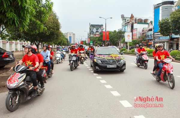 Đoàn rước dâu trên đường tiến tới Khách sạn Giao Tế, địa điểm tổ chức hôn lễ