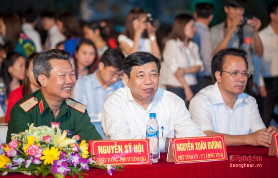 Lãnh đạo Bộ Tư lệnh Quân khu 4, tỉnh Nghệ An về với Cửa Lò trong đêm khai màn mùa du lịch 2016.