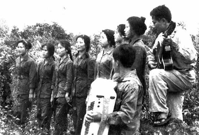 Tốp ca của Đội văn nghệ “Tiếng hát át tiếng  bom” phục vụ  ngay tại một trọng điểm ở Nghệ An (2/1969) Ảnh: T.L