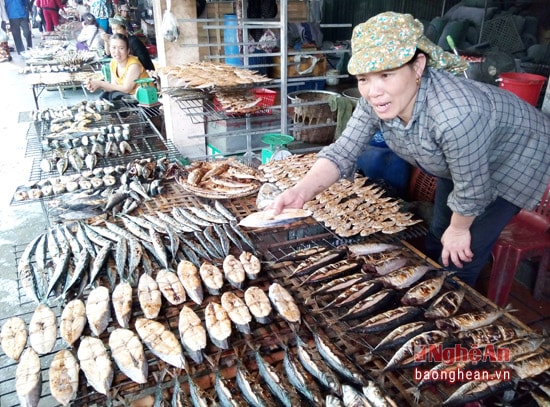 Cá thu nướng mặt hàng được người tiêu dùng lựa chọn nhiều trong các dịp nghỉ lễ cũng đã tăng giá từ 190 lên 220.000 đồng/kg. Còn cá thu tươi là 140.000 đồng/kg.