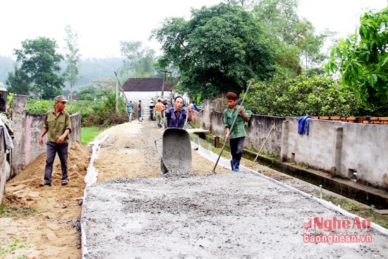 Bà con xã Nam Kim (Nam Đàn) làm đường giao thông nông thôn.