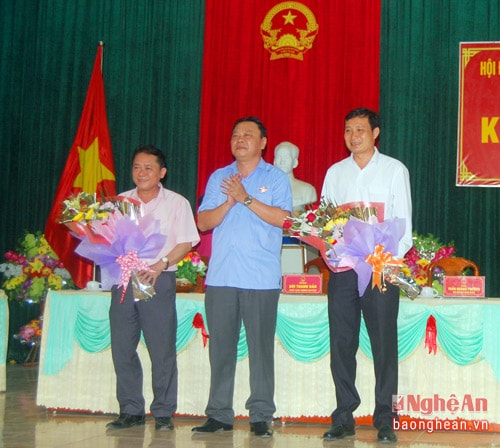 Đồng chí Bùi Thanh Bảo - Bí thư Huyện ủy, Chủ tịch HĐND huyện Tân Kỳ tặng hoa chúc mừng ông 
