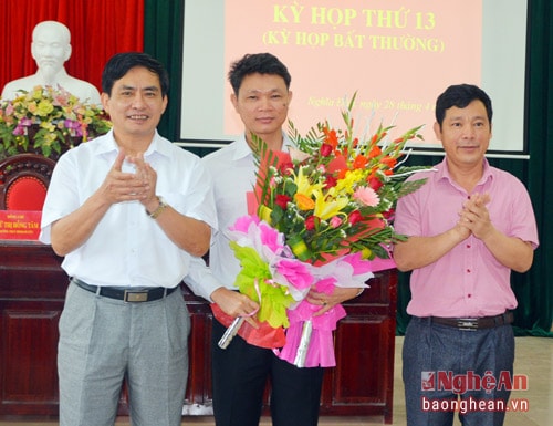 Lãnh đạo Ban Tổ chức Tỉnh ủy và Sở Ngoại vụ tặng hoa chúc mừng tân Phó Chủ tịch huyện Nghĩa Đàn.
