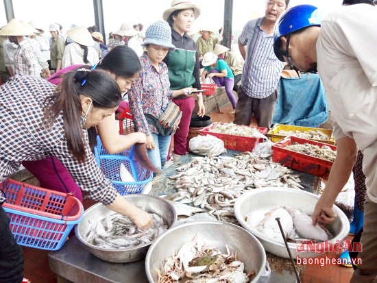 Mua bán hải sản tại bến cá Diễn Ngọc, huyện Diễn Châu