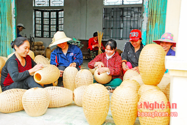 Nghề đan lát ở xã Quỳnh Diện cho thu nhập 3-5 triệu đồng/tháng.