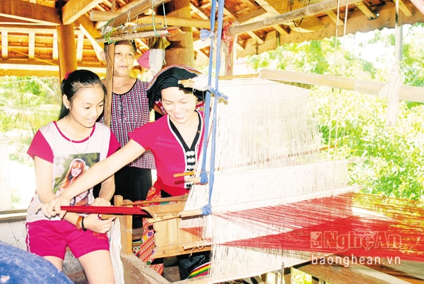 Dệt thổ cẩm ở bản  Hoa Tiến, xã Châu Tiến (Quỳ Châu).        Ảnh: Đặng Cường