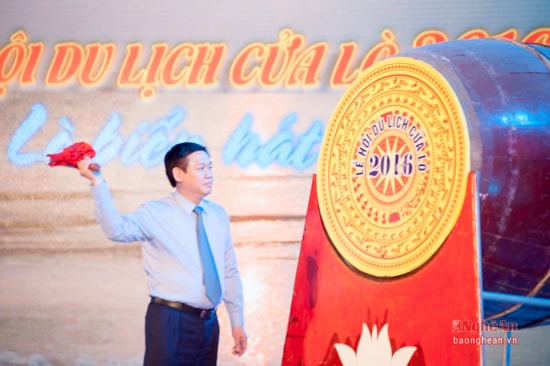 Mr. Vuong Dinh Hue, Member of the Politburo, Deputy Prime Minister gave the first drumming to officially start the festival.